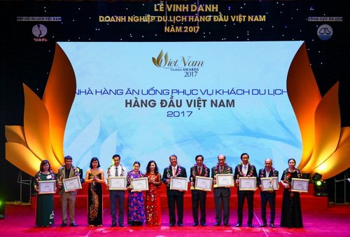 Phó Tổng cục trưởng TCDL Nguyễn Thị Thanh Hương và Phó Chủ tịch Hiệp hội Du lịch Việt Nam Đỗ Hồng Xoan trao giải thưởng cho 10 nhà hàng ăn uống phục vụ khách du lịch hàng đầu Việt Nam năm 2017